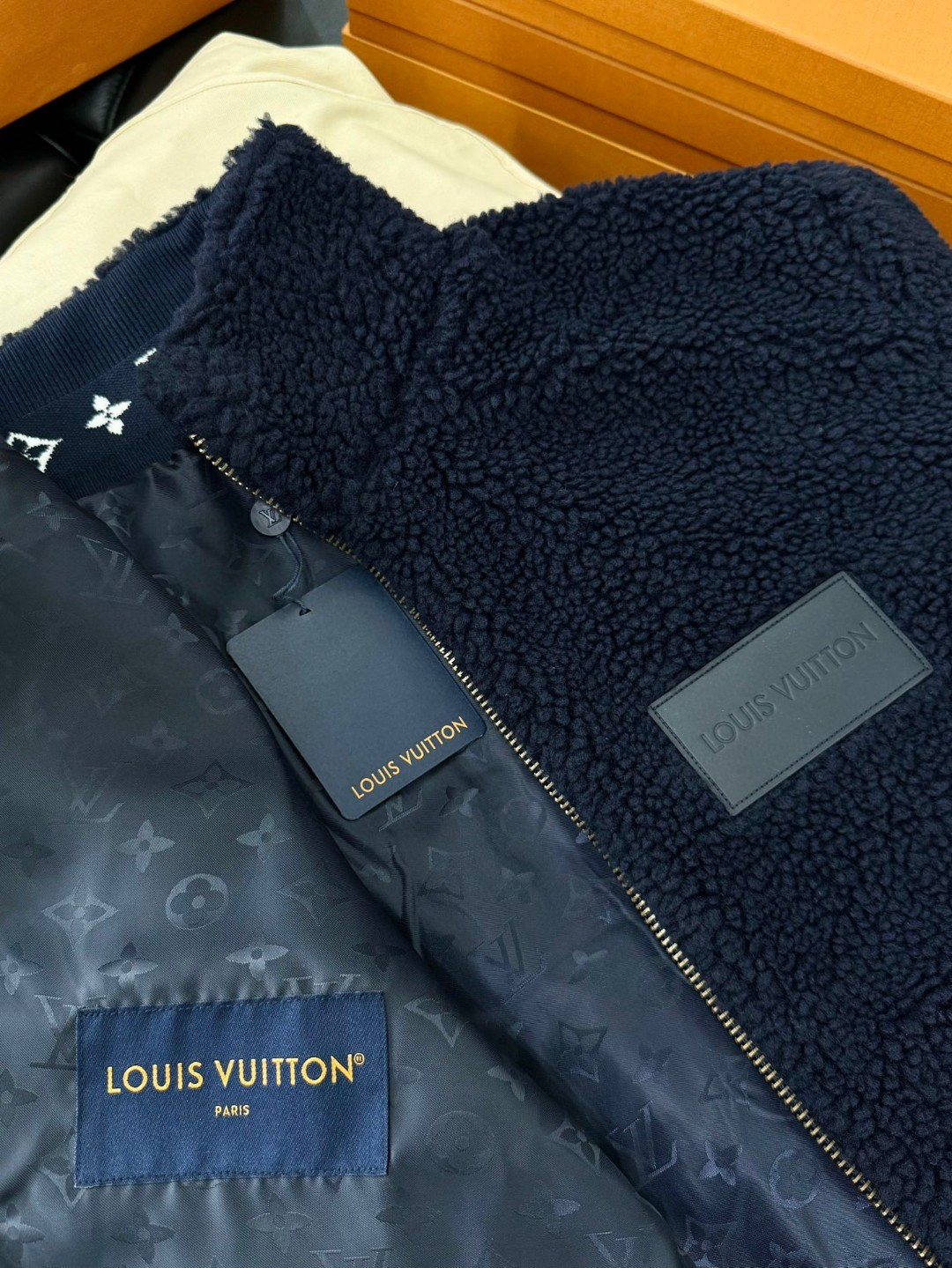 LOUIS VUITTON 路易威登 胸口真皮logo贴皮泰迪拉链立领外套 夹克 长袖 海军蓝 白色 C0 1AGLXO