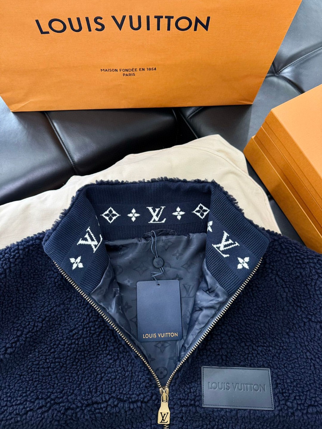 LOUIS VUITTON 路易威登 胸口真皮logo贴皮泰迪拉链立领外套 夹克 长袖 海军蓝 白色 C0 1AGLXO