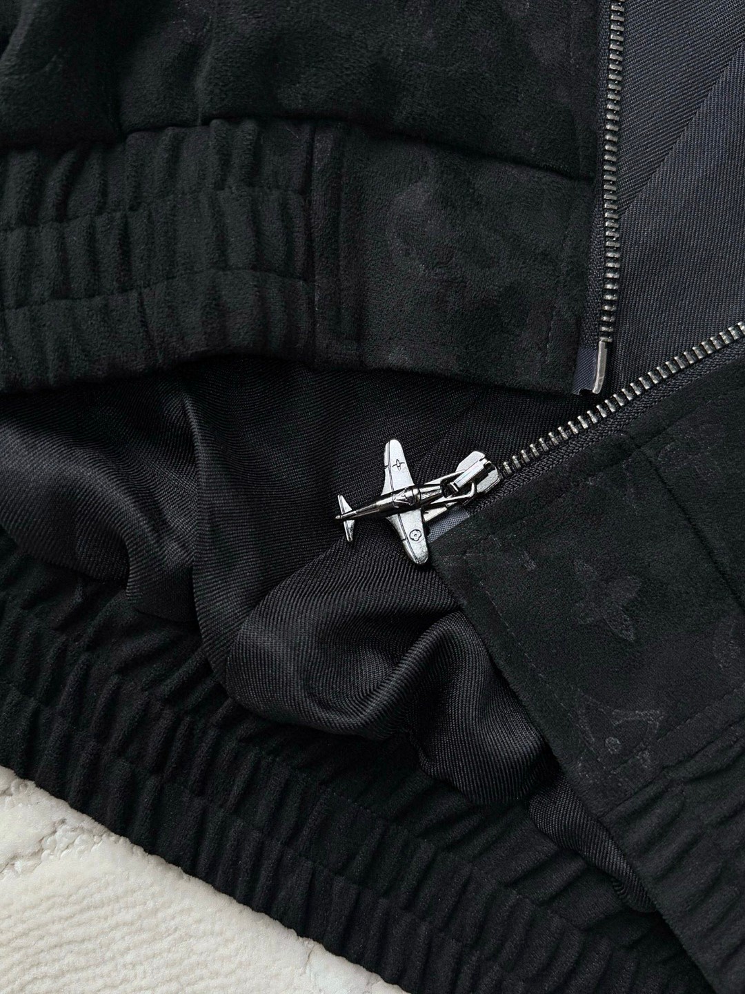 LOUIS VUITTON 路易威登 满印暗纹夹克 外套 黑色 粉色 C0 1AHBTX