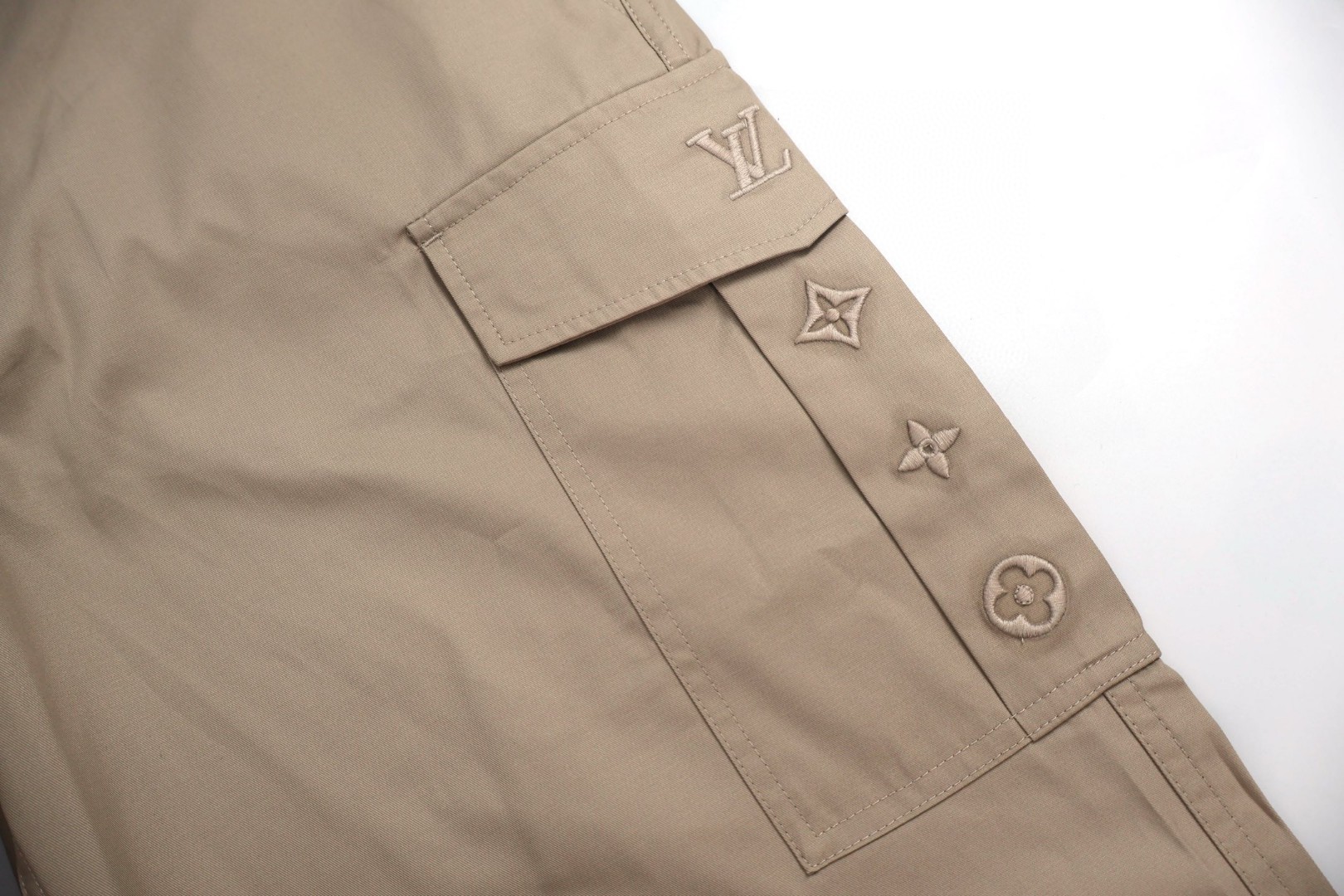 LOUIS VUITTON 路易威登 口袋刺绣工装裤 裤子 长裤 藏蓝色 卡其色 B5 1AIK53