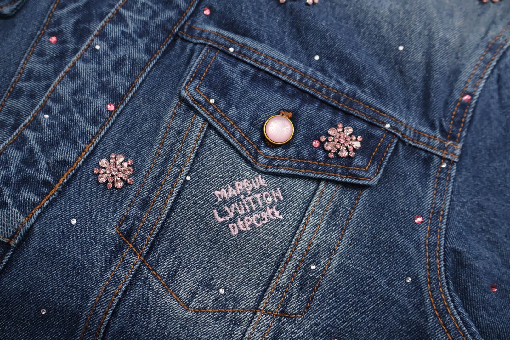 LOUIS VUITTON 路易威登 Nigo联名款 手缝水钻V领牛仔外套 夹克 蓝色 D0 1AILLT