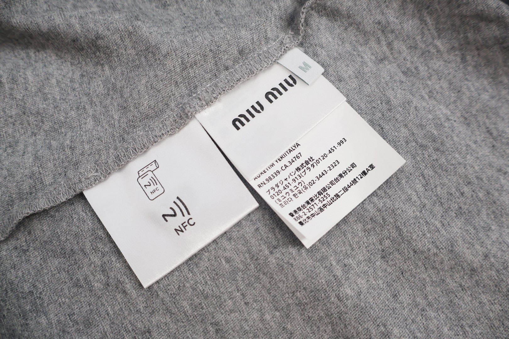 MIU MIU 缪缪 胸口小标T恤 打底衫 长袖 灰色 A5 MJL939-121U-F0D32-S-231