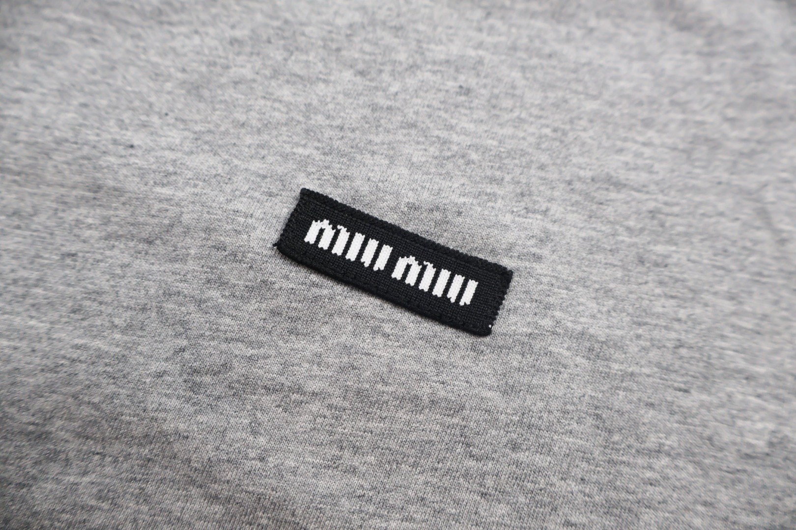 MIU MIU 缪缪 胸口小标T恤 打底衫 长袖 灰色 A5 MJL939-121U-F0D32-S-231