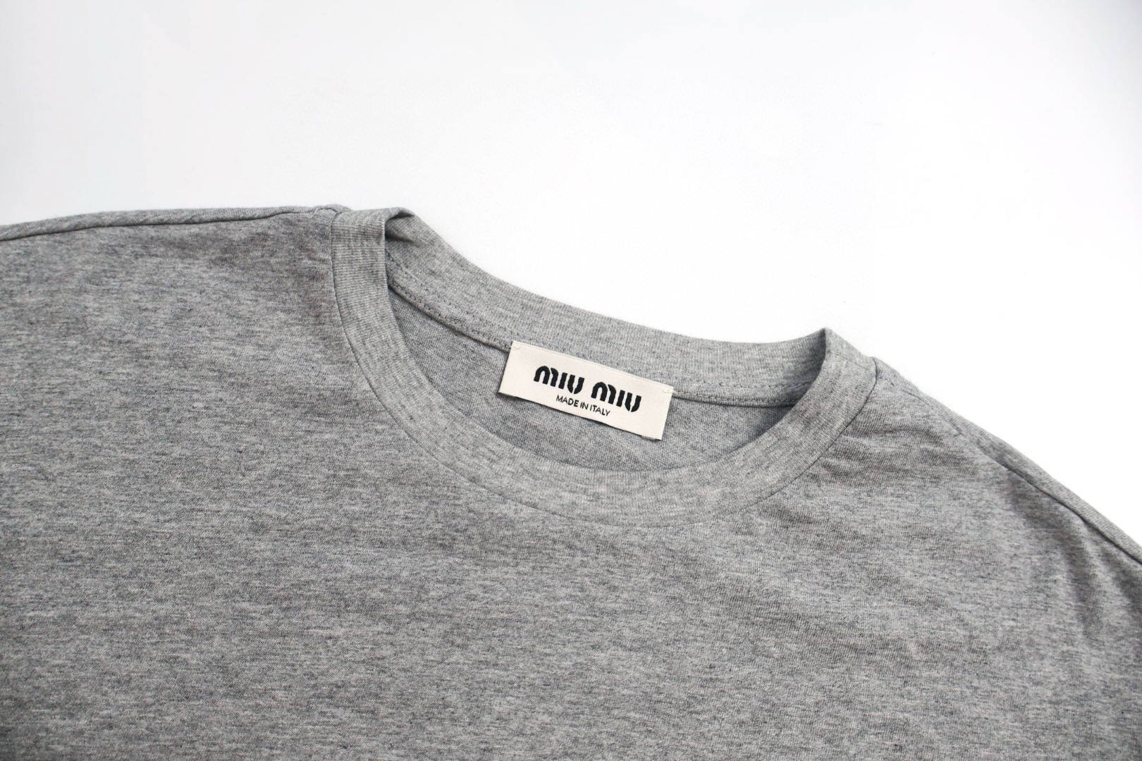 MIU MIU 缪缪 胸口小标T恤 打底衫 长袖 灰色 A5 MJL939-121U-F0D32-S-231
