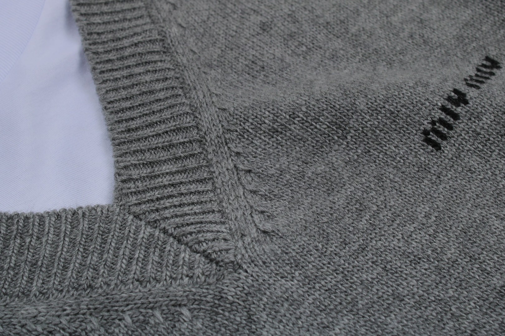 MIU MIU 缪缪 假两件V领羊毛毛衣 长袖 灰色 B0 MMLB61-174K-F0480-S-OOO