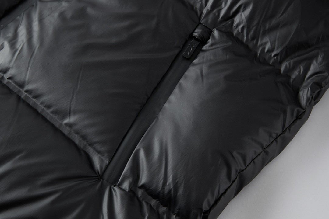 PRADA 普拉达 红标胶条拉链连帽羽绒服 夹克 外套 长袖 黑色 D0 SGB574-1T2Y-F0002