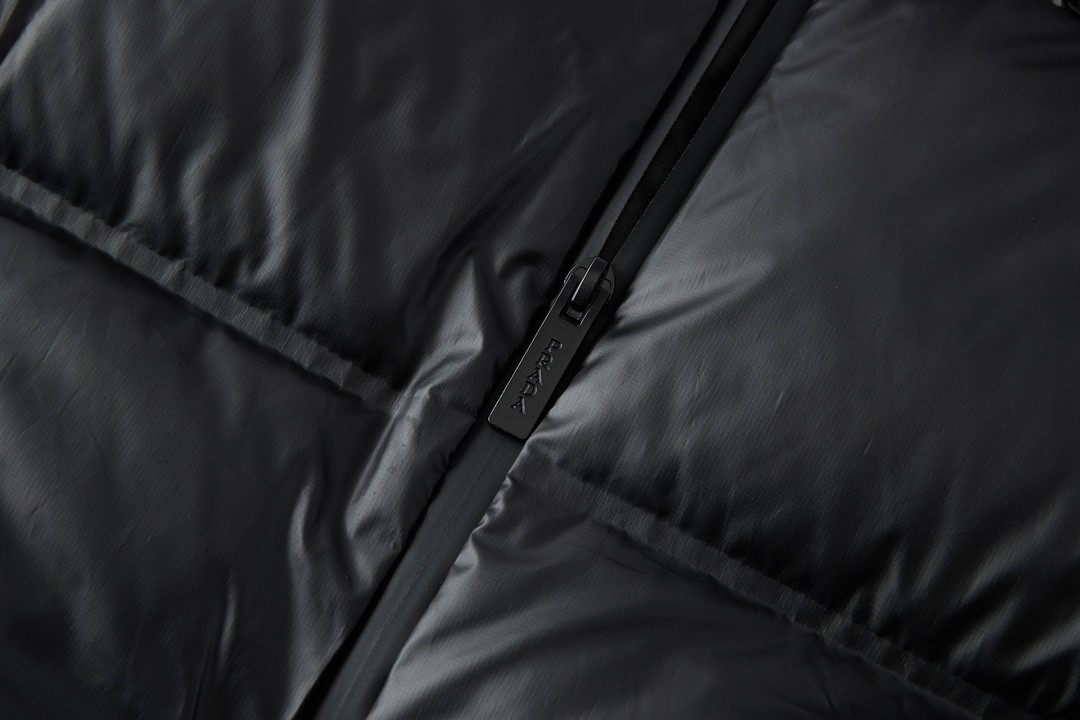 PRADA 普拉达 红标胶条拉链连帽羽绒服 夹克 外套 长袖 黑色 D0 SGB574-1T2Y-F0002