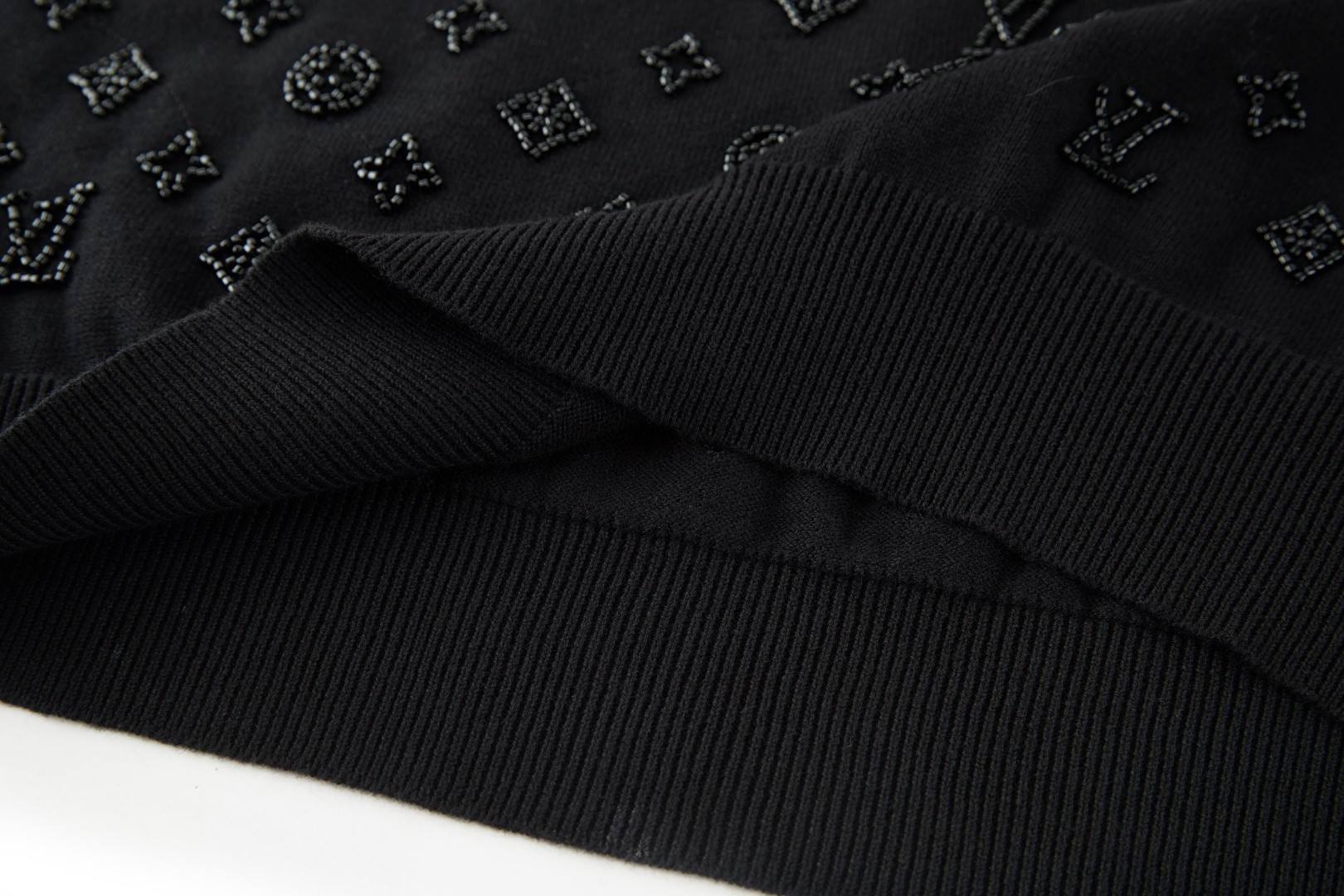 LOUIS VUITTON 路易威登 渐变串珠logo圆领毛衣 针织衫 长袖 黑色 B5 1AIHO8