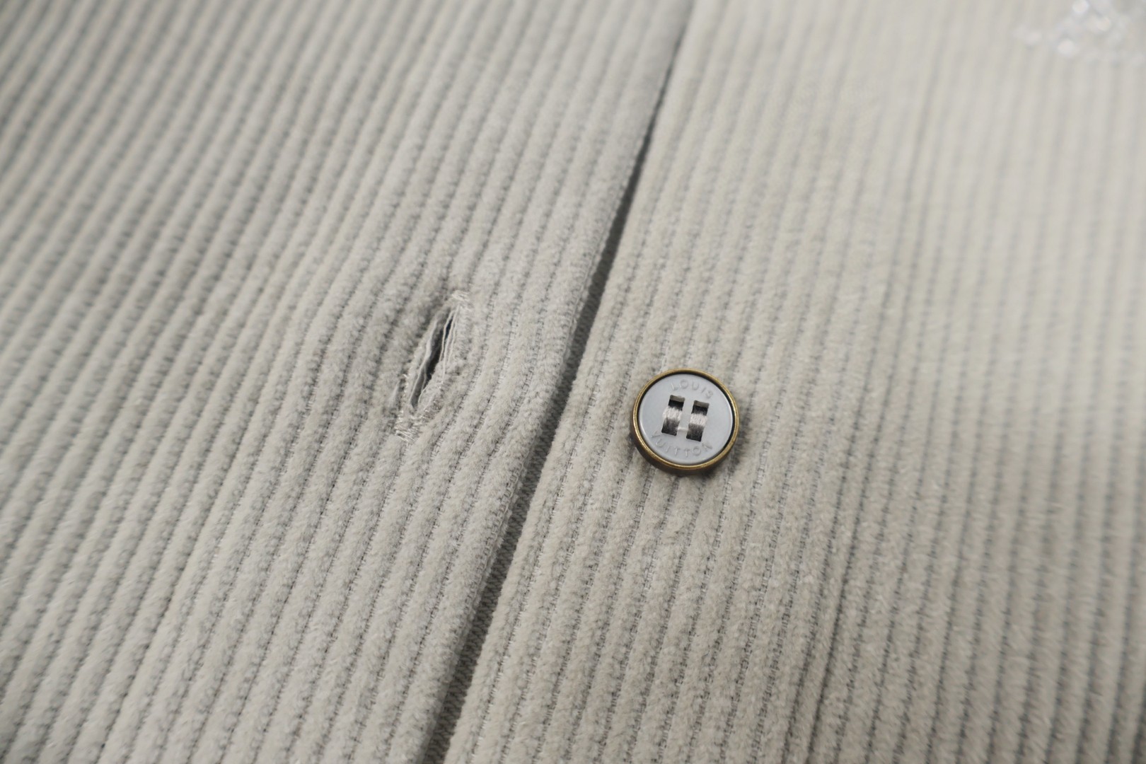 LOUIS VUITTON 路易威登 LV 灯芯绒烫钻logo衬衫 长袖 灰色 黑色 B5 1AIKBP