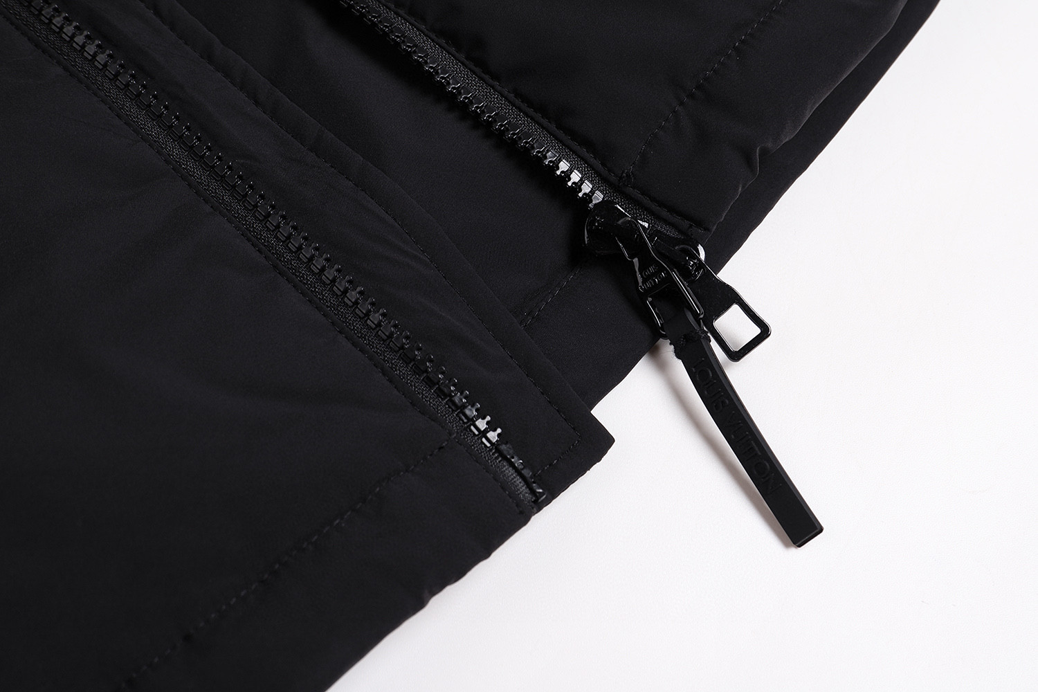 LOUIS VUITTON 路易威登 连帽压花羽绒服 外套 长袖 黑色 D0 1AGMGA