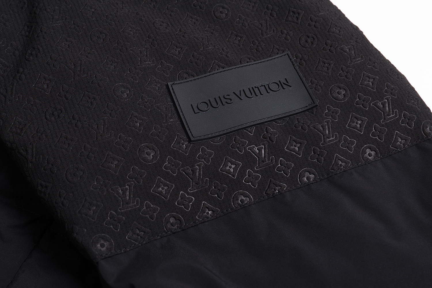 LOUIS VUITTON 路易威登 连帽压花羽绒服 外套 长袖 黑色 D0 1AGMGA