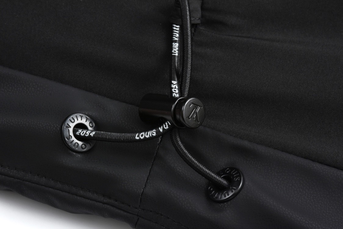 LOUIS VUITTON 路易威登 科技皮膜浮雕压花拉链羽绒服 外套 长袖 黑色 E2