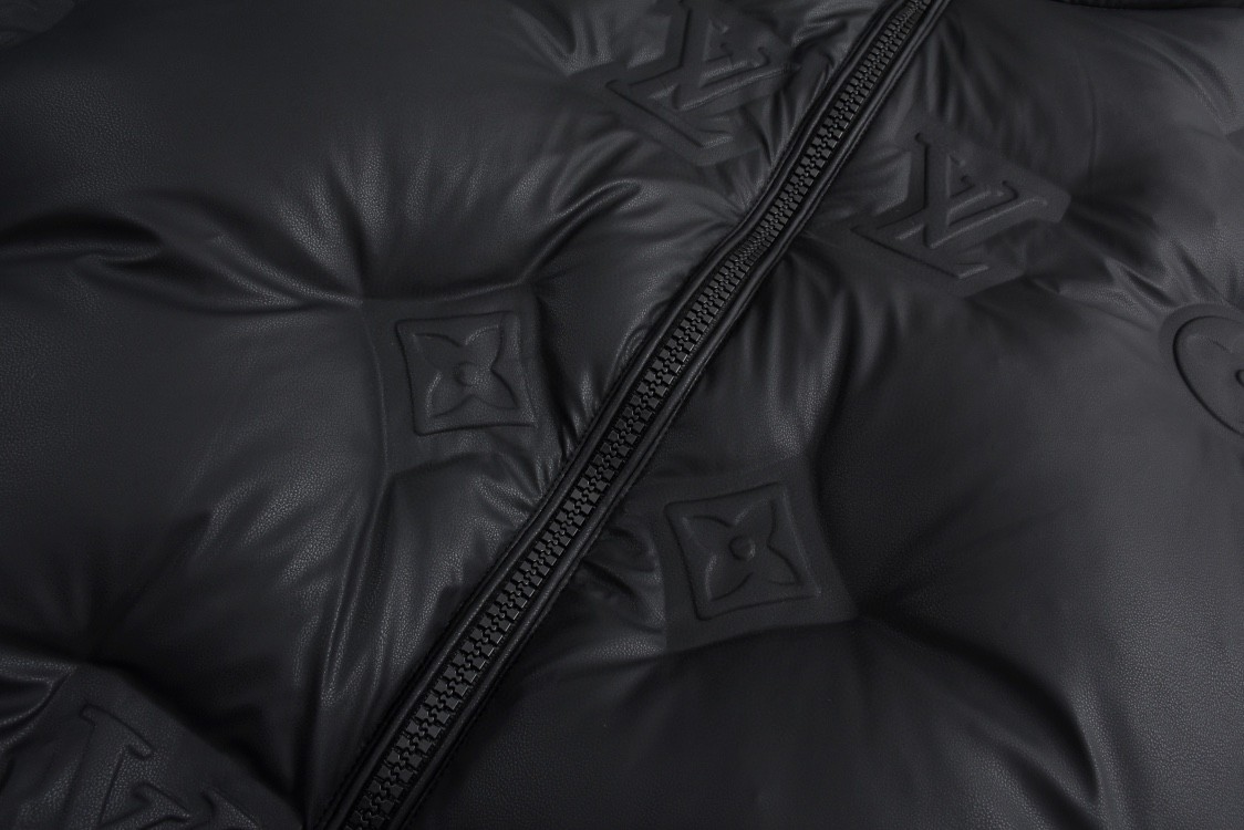 LOUIS VUITTON 路易威登 科技皮膜浮雕压花拉链羽绒服 外套 长袖 黑色 E2