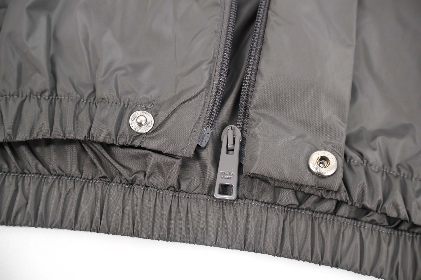 PRADA 普拉达 防风风衣拉链夹克 外套 长袖 灰色 C0 