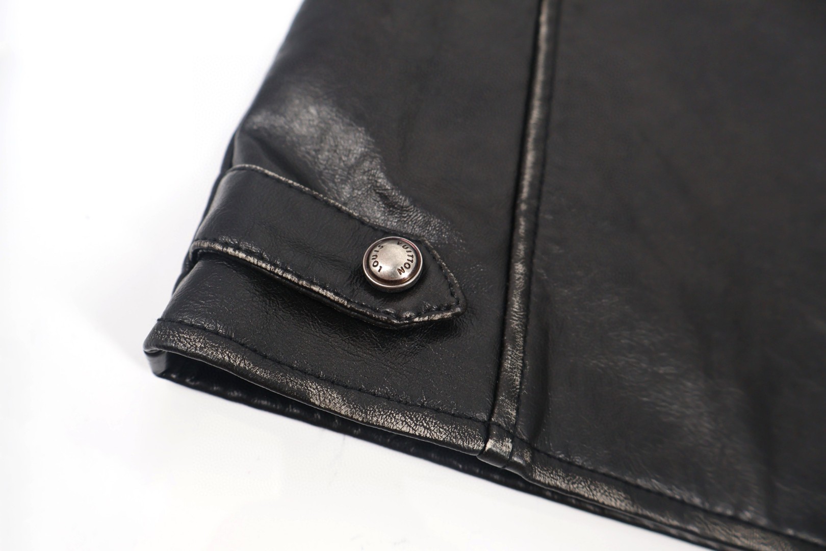 LOUIS VUITTON 路易威登 Nigo 联名款 V领斜扣做旧皮衣夹克 外套 D0 1AIMYA