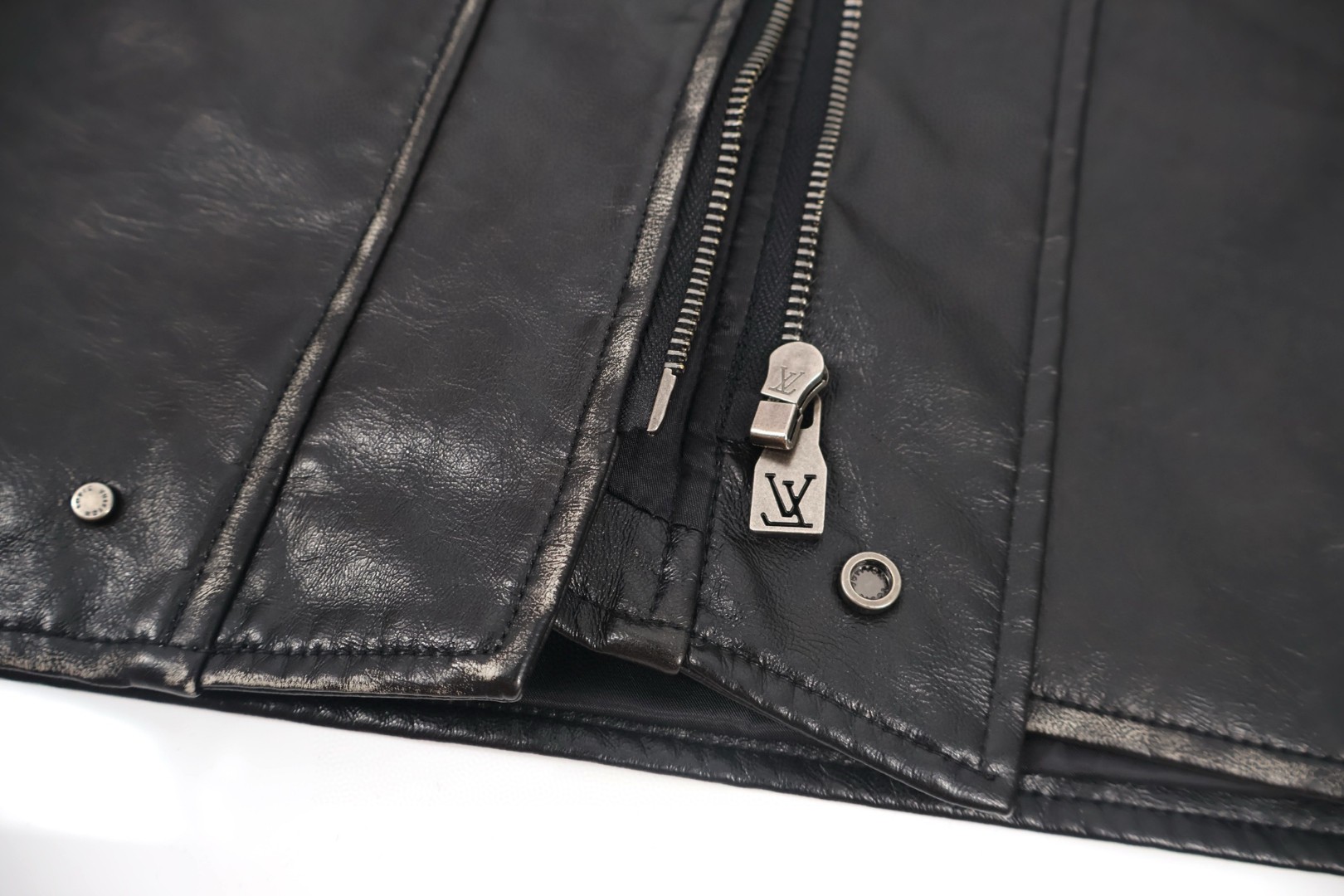 LOUIS VUITTON 路易威登 Nigo 联名款 V领斜扣做旧皮衣夹克 外套 D0 1AIMYA