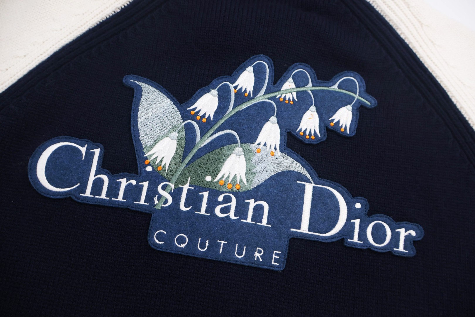 DIOR 迪奥 拼色铃兰花刺绣学院风拉链针织外套 夹克 长袖 C5 593M401A2013-C580