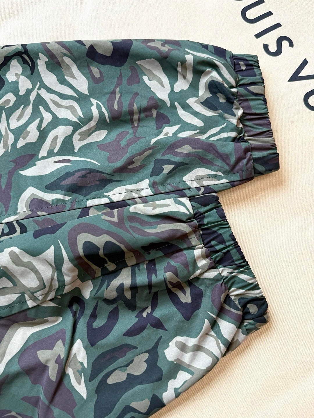 LOUIS VUITTON 路易威登 Nigo 联名款 迷彩老花双面两穿拉链连帽夹克 风衣 外套 C0 1AILQV