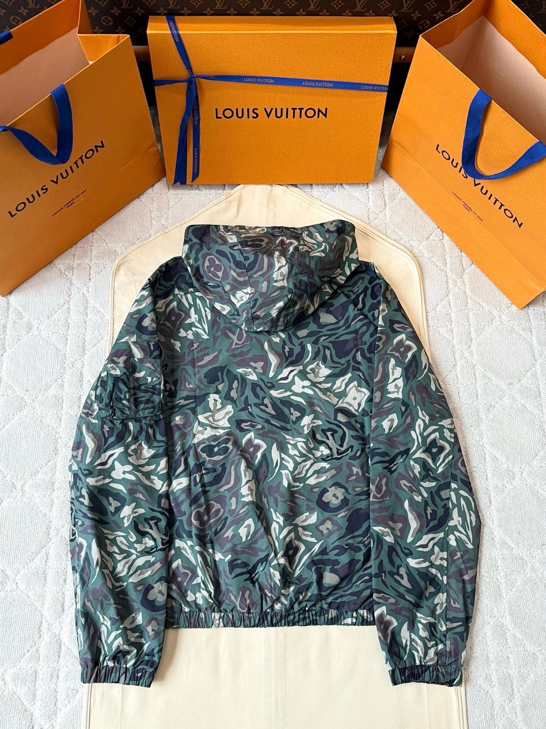 LOUIS VUITTON 路易威登 Nigo 联名款 迷彩老花双面两穿拉链连帽夹克 风衣 外套 C0 1AILQV