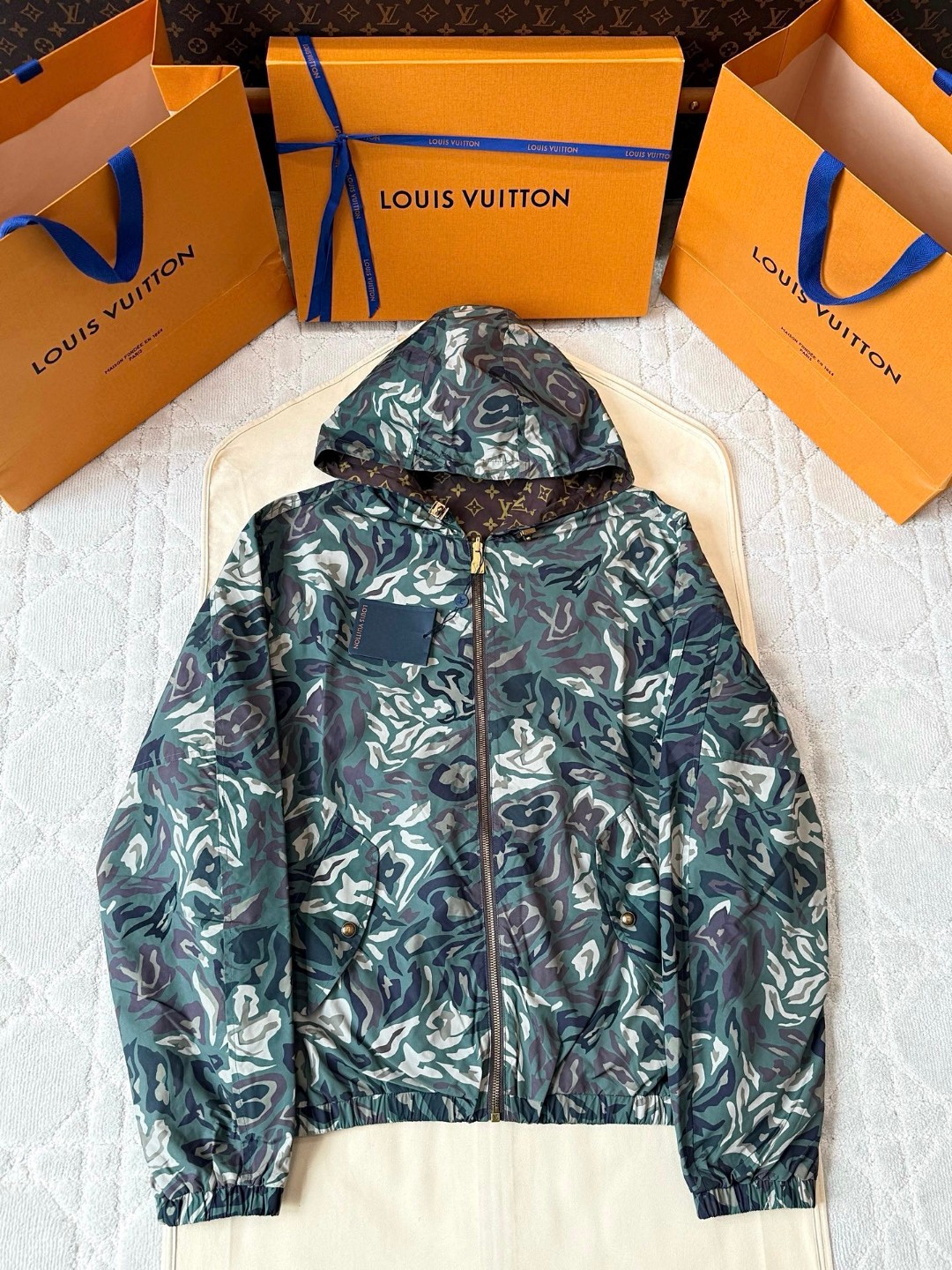 LOUIS VUITTON 路易威登 Nigo 联名款 迷彩老花双面两穿拉链连帽夹克 风衣 外套 C0 1AILQV