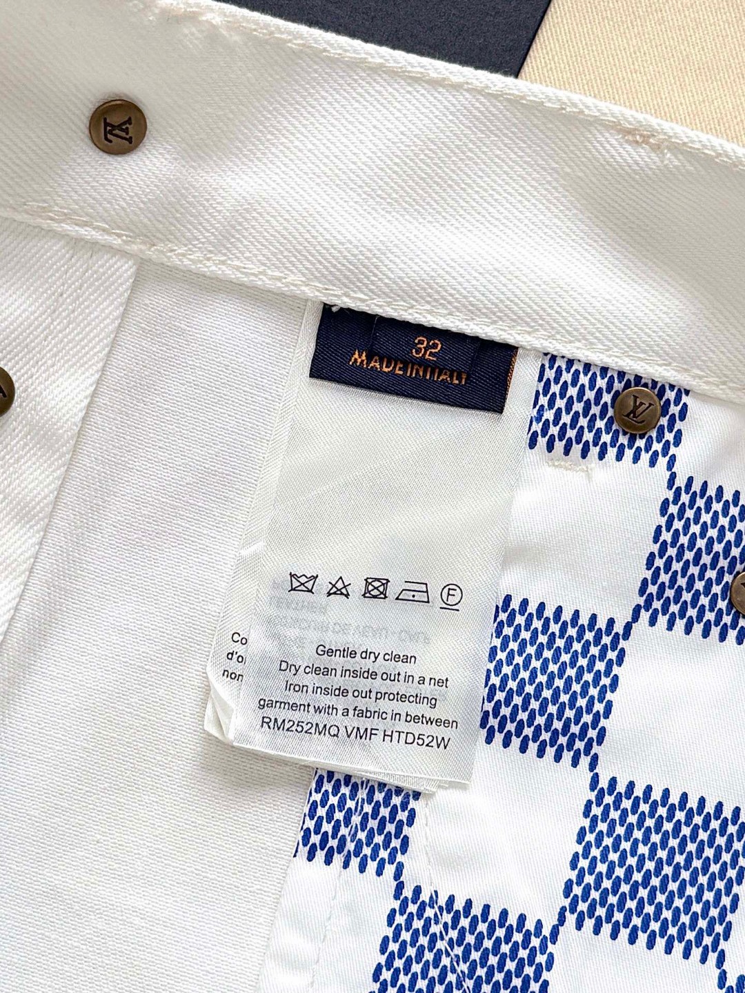 LOUIS VUITTON 路易威登 背后口袋刺绣牛仔短裤 裤子 牛仔裤 五分裤 白色 B0 1AHVDE