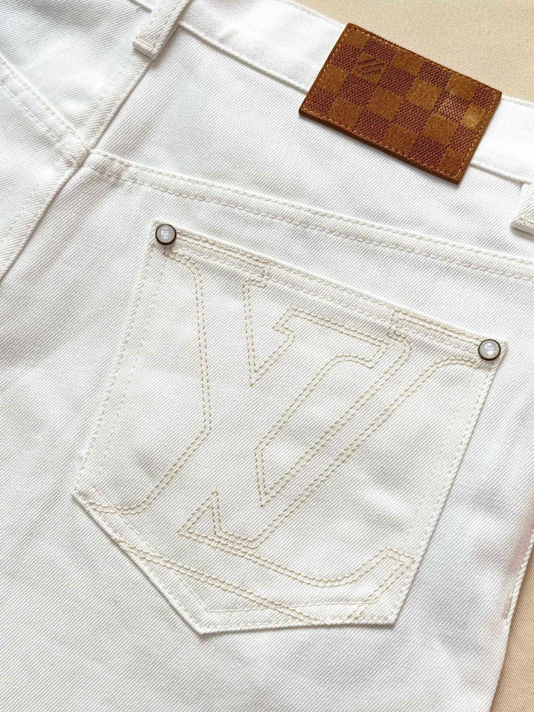 LOUIS VUITTON 路易威登 背后口袋刺绣牛仔短裤 裤子 牛仔裤 五分裤 白色 B0 1AHVDE