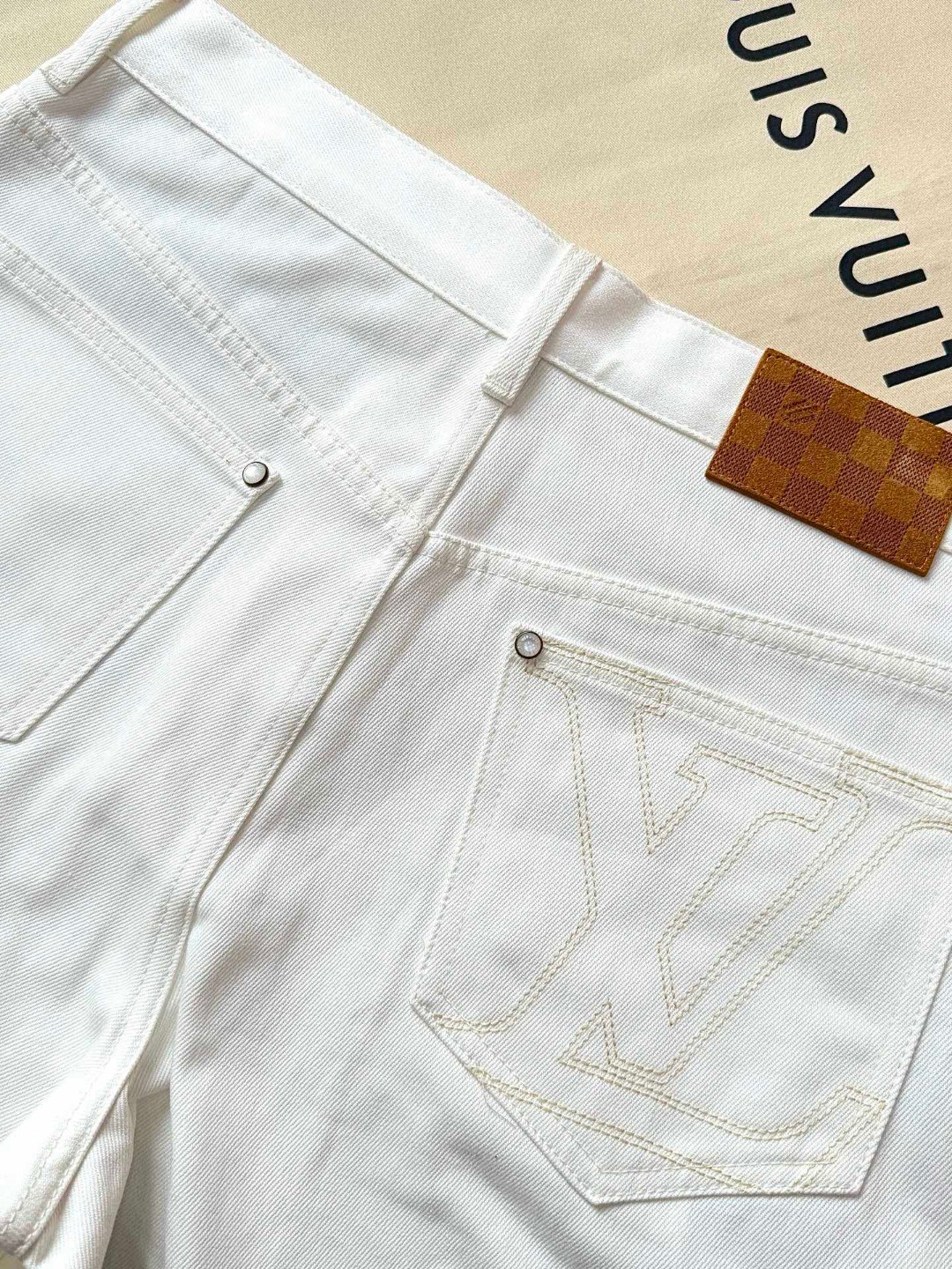 LOUIS VUITTON 路易威登 背后口袋刺绣牛仔短裤 裤子 牛仔裤 五分裤 白色 B0 1AHVDE