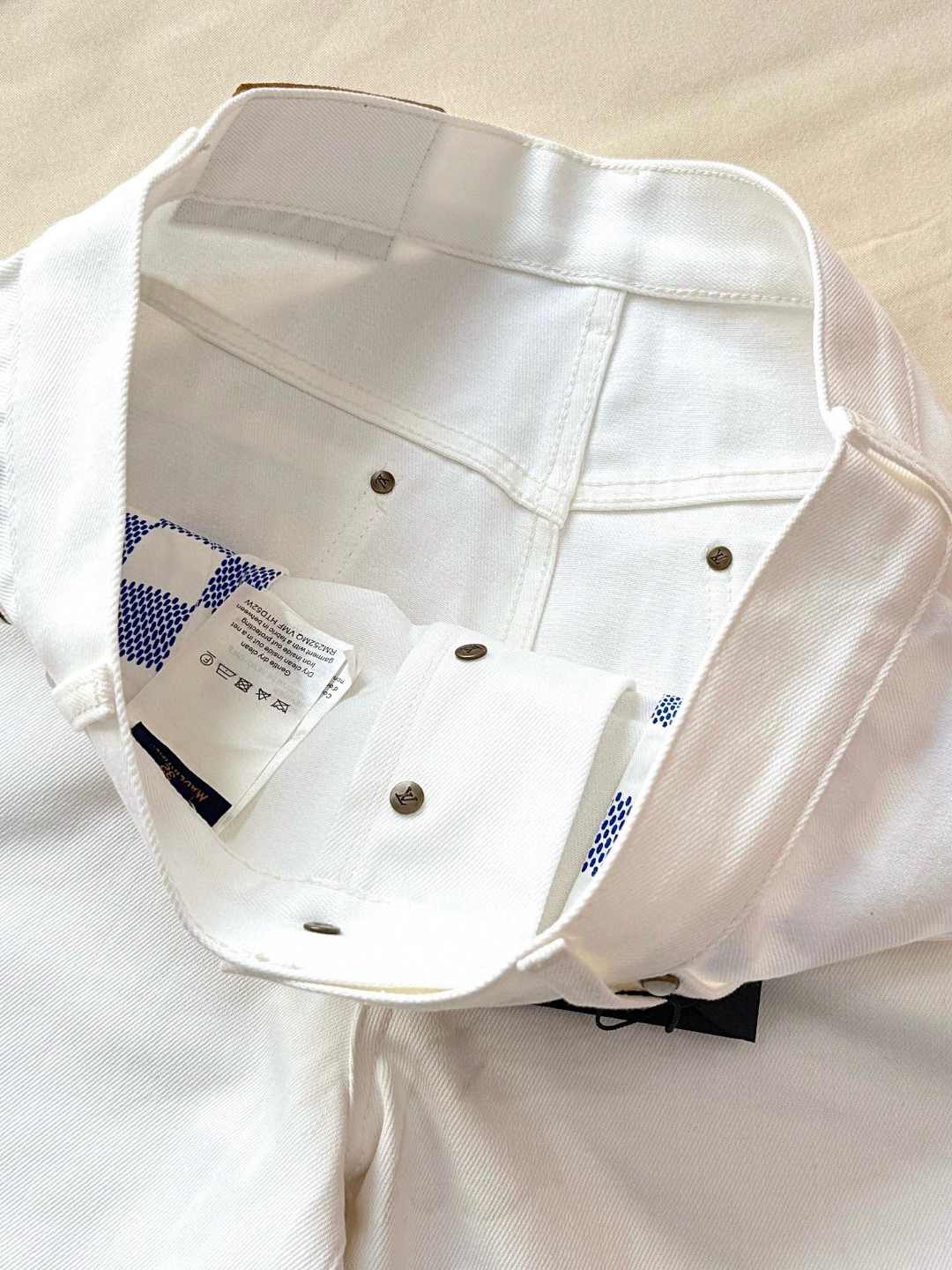 LOUIS VUITTON 路易威登 背后口袋刺绣牛仔短裤 裤子 牛仔裤 五分裤 白色 B0 1AHVDE