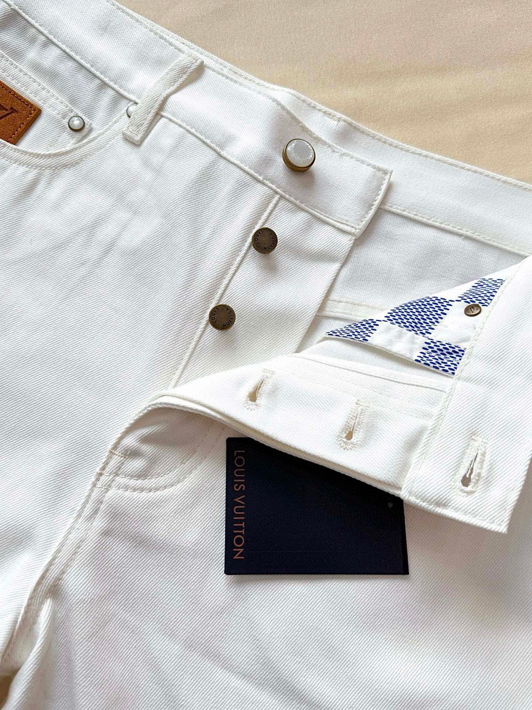 LOUIS VUITTON 路易威登 背后口袋刺绣牛仔短裤 裤子 牛仔裤 五分裤 白色 B0 1AHVDE