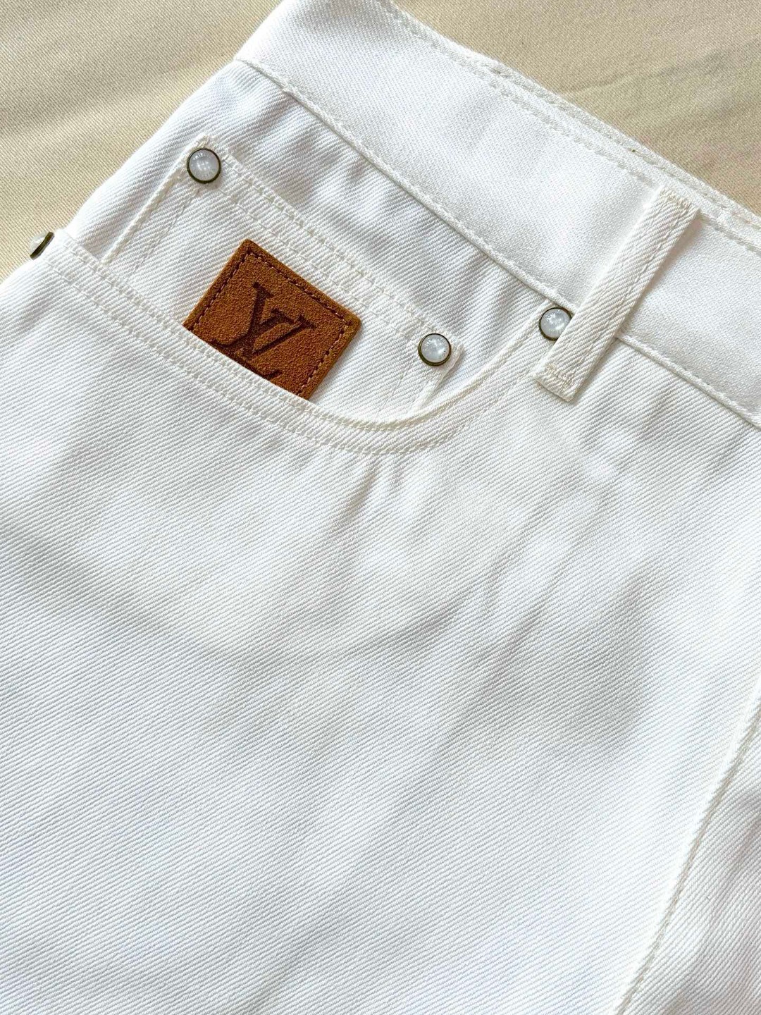 LOUIS VUITTON 路易威登 背后口袋刺绣牛仔短裤 裤子 牛仔裤 五分裤 白色 B0 1AHVDE