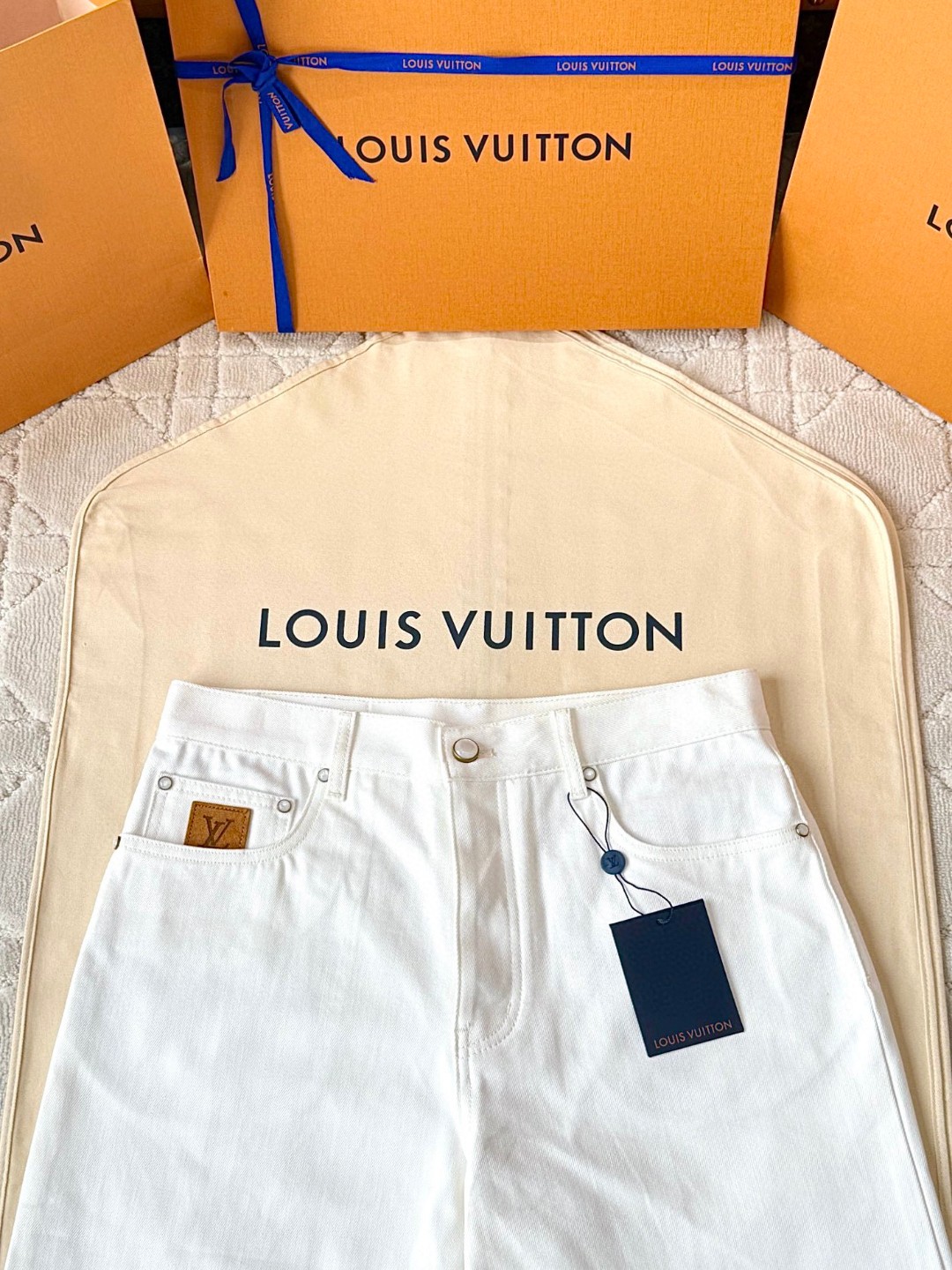LOUIS VUITTON 路易威登 背后口袋刺绣牛仔短裤 裤子 牛仔裤 五分裤 白色 B0 1AHVDE