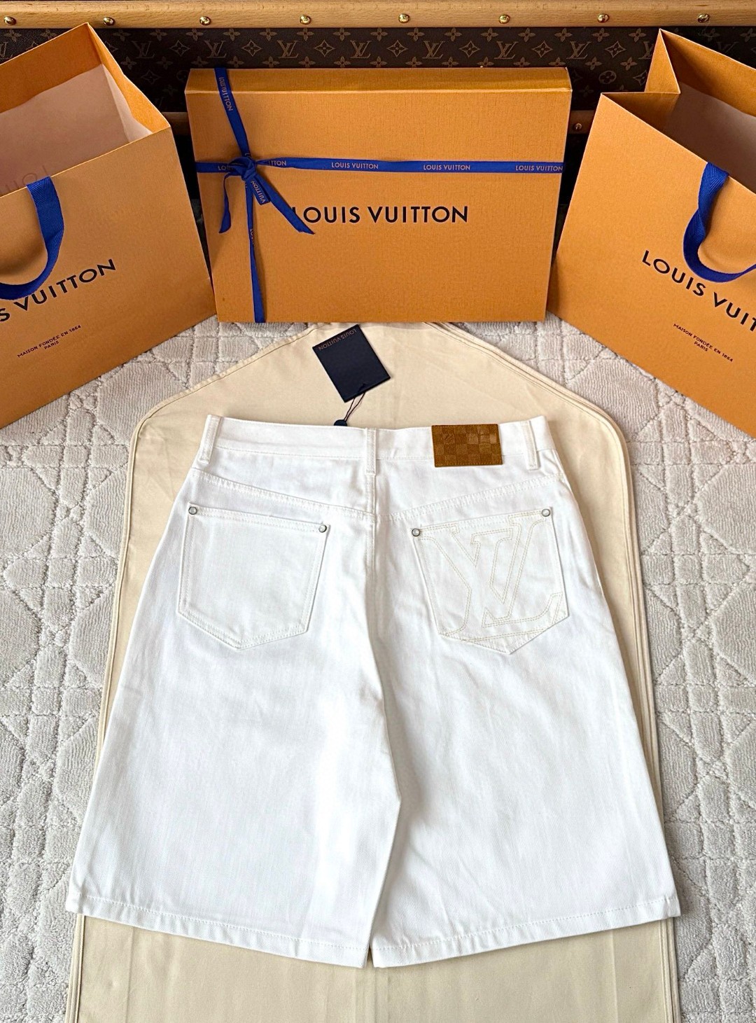 LOUIS VUITTON 路易威登 背后口袋刺绣牛仔短裤 裤子 牛仔裤 五分裤 白色 B0 1AHVDE