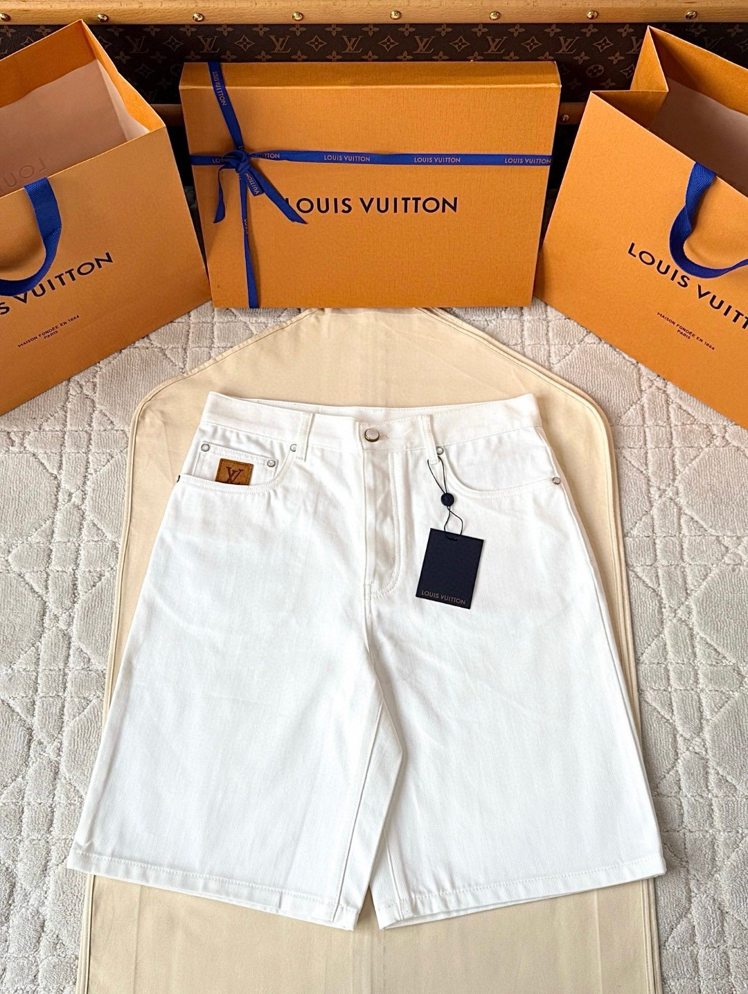 LOUIS VUITTON 路易威登 背后口袋刺绣牛仔短裤 裤子 牛仔裤 五分裤 白色 B0 1AHVDE