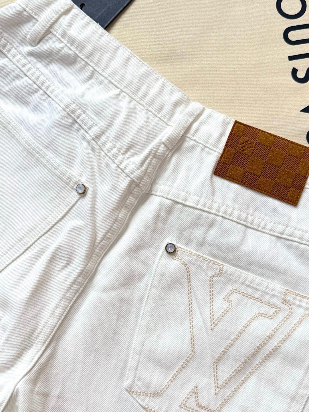 LOUIS VUITTON 路易威登 背后口袋刺绣牛仔裤 裤子 长裤 白色 B5 1AHUVW