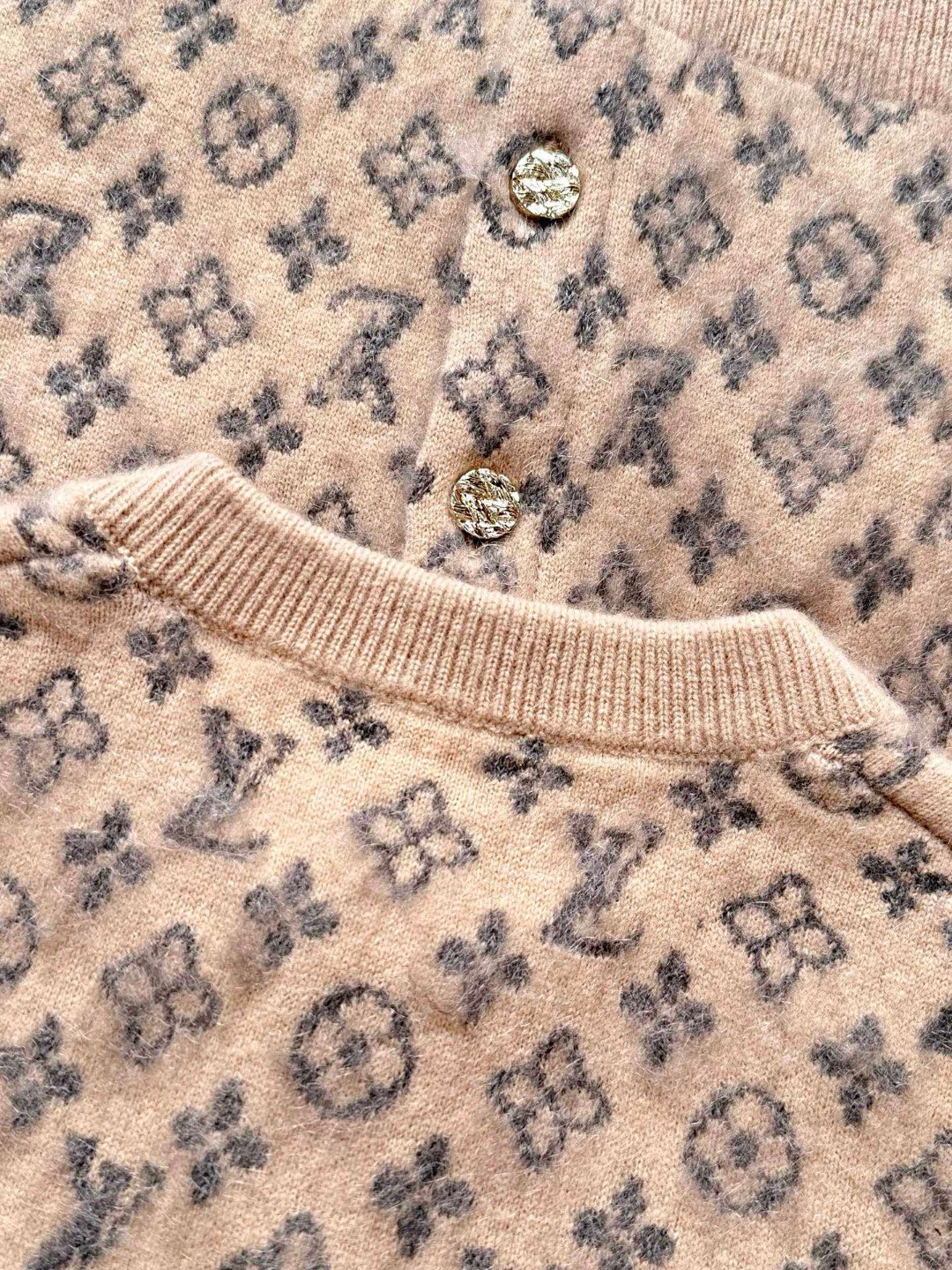 LOUIS VUITTON 路易威登 马海毛老花字母针织毛衣 针织衫 开衫 外套 长袖 灰色 卡其色 C0 1AHZC7