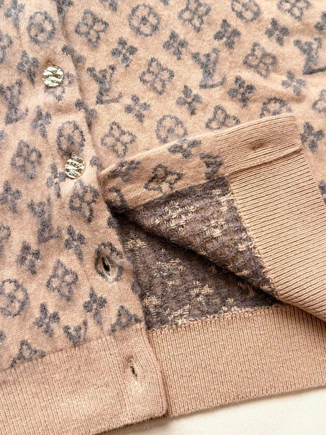 LOUIS VUITTON 路易威登 马海毛老花字母针织毛衣 针织衫 开衫 外套 长袖 灰色 卡其色 C0 1AHZC7