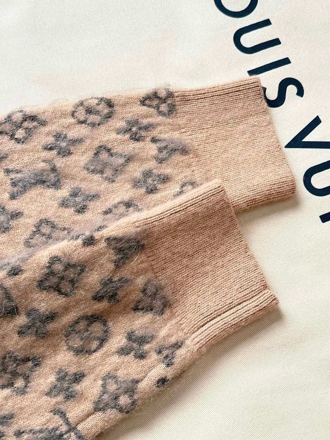 LOUIS VUITTON 路易威登 马海毛老花字母针织毛衣 针织衫 开衫 外套 长袖 灰色 卡其色 C0 1AHZC7