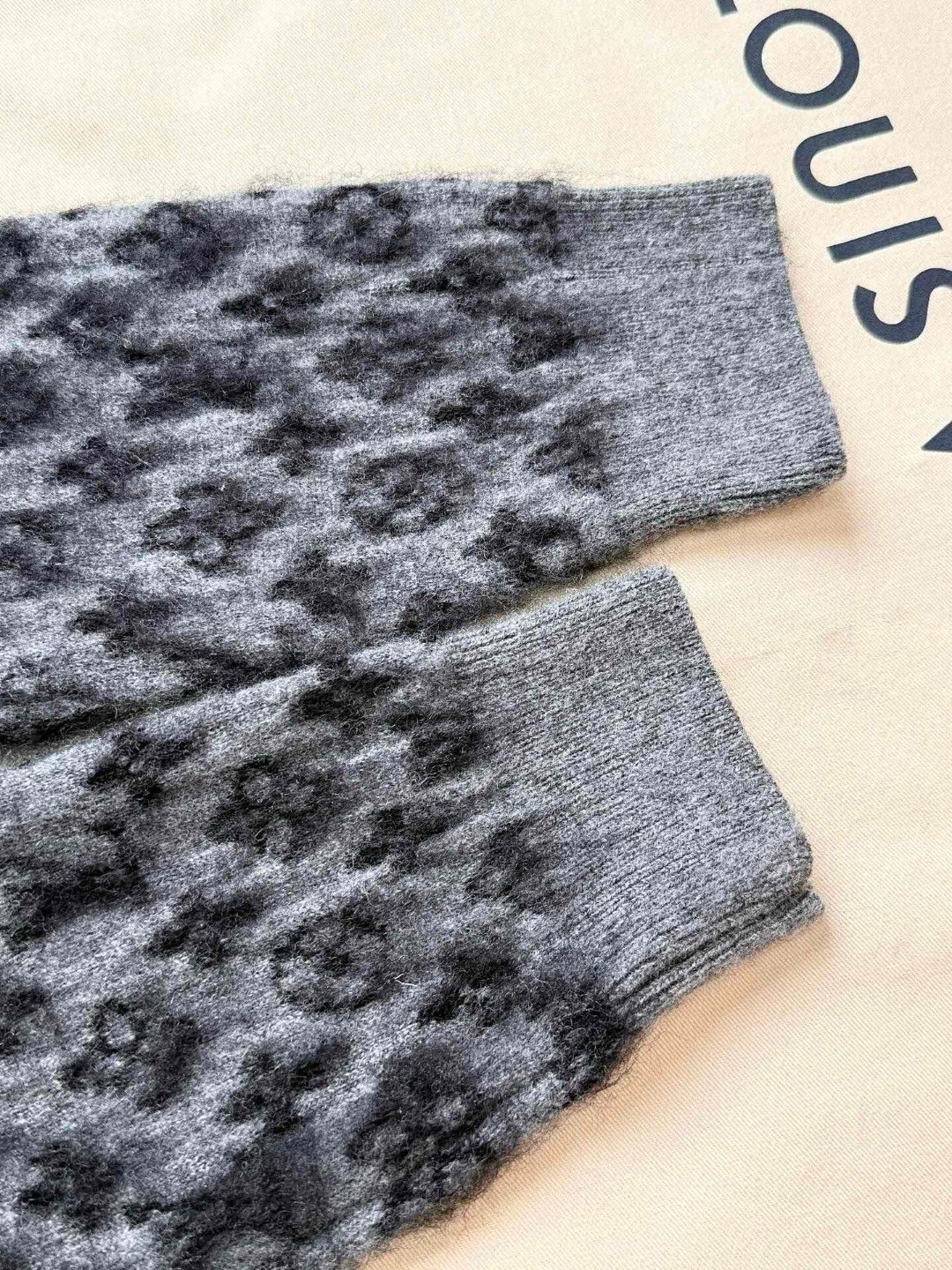 LOUIS VUITTON 路易威登 马海毛老花字母针织毛衣 针织衫 开衫 外套 长袖 灰色 卡其色 C0 1AHZC7