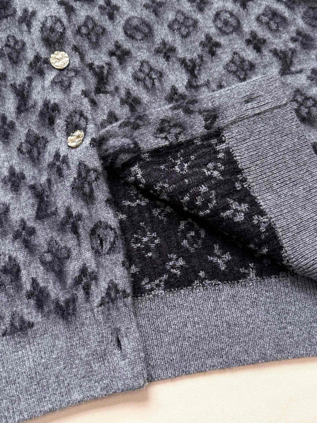 LOUIS VUITTON 路易威登 马海毛老花字母针织毛衣 针织衫 开衫 外套 长袖 灰色 卡其色 C0 1AHZC7