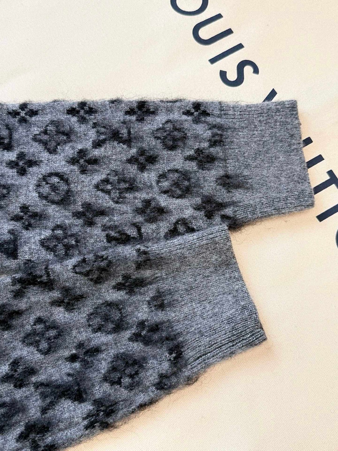 LOUIS VUITTON 路易威登 马海毛老花字针织花毛衣 针织衫 外套 长袖 灰色 C0 1AHZBP