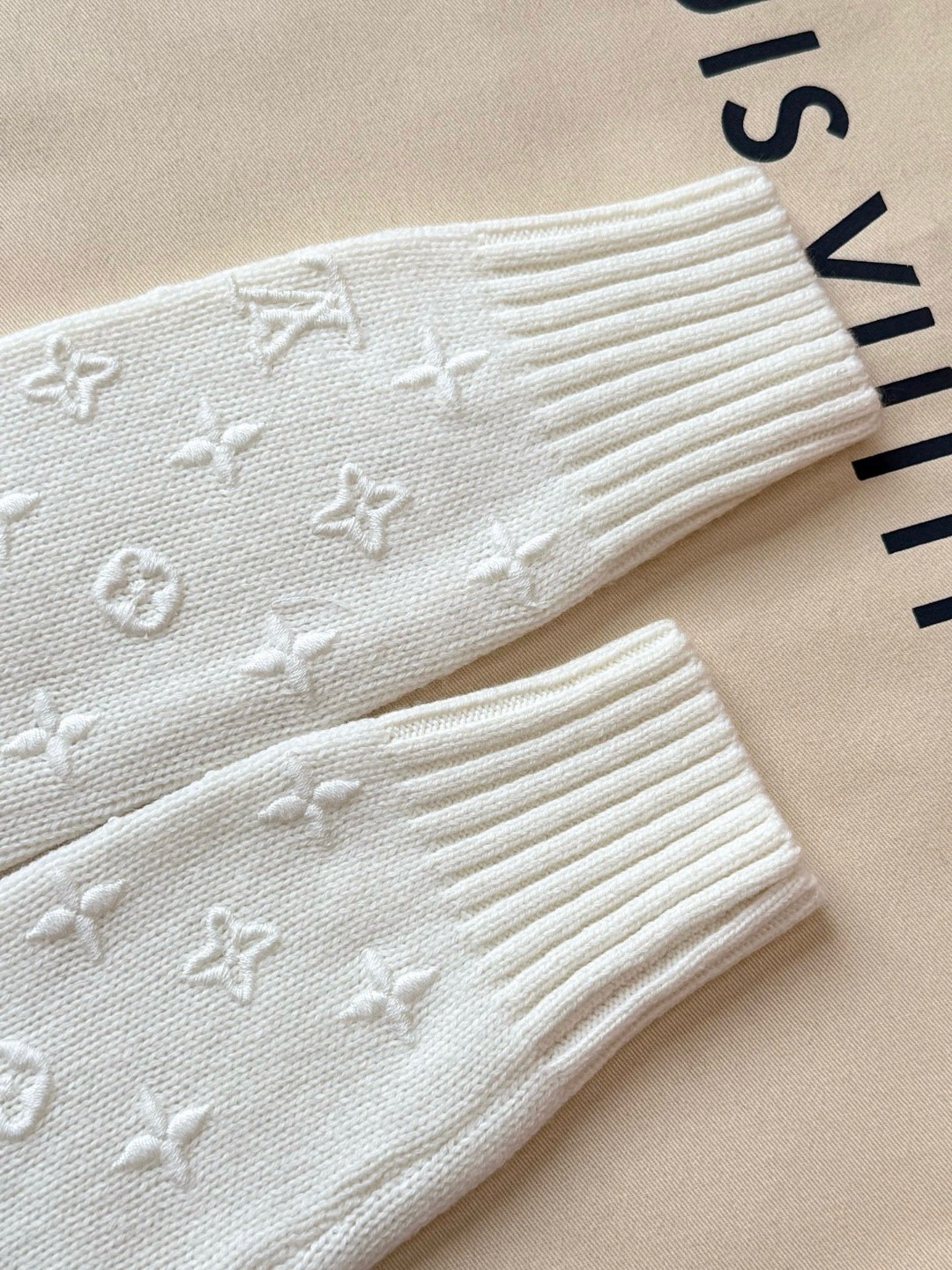 LOUIS VUITTON 路易威登 字母3D羊毛老花毛衣 针织衫 外套 长袖 黑色 白色 C0 1AHZ44