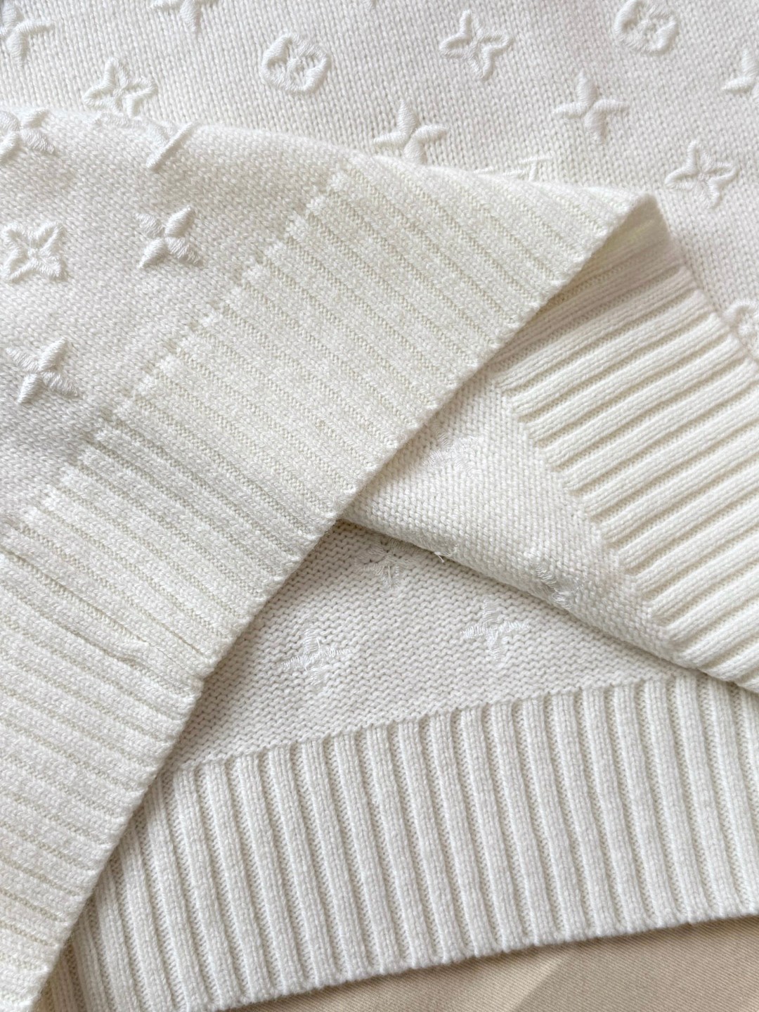 LOUIS VUITTON 路易威登 字母3D羊毛老花毛衣 针织衫 外套 长袖 黑色 白色 C0 1AHZ44