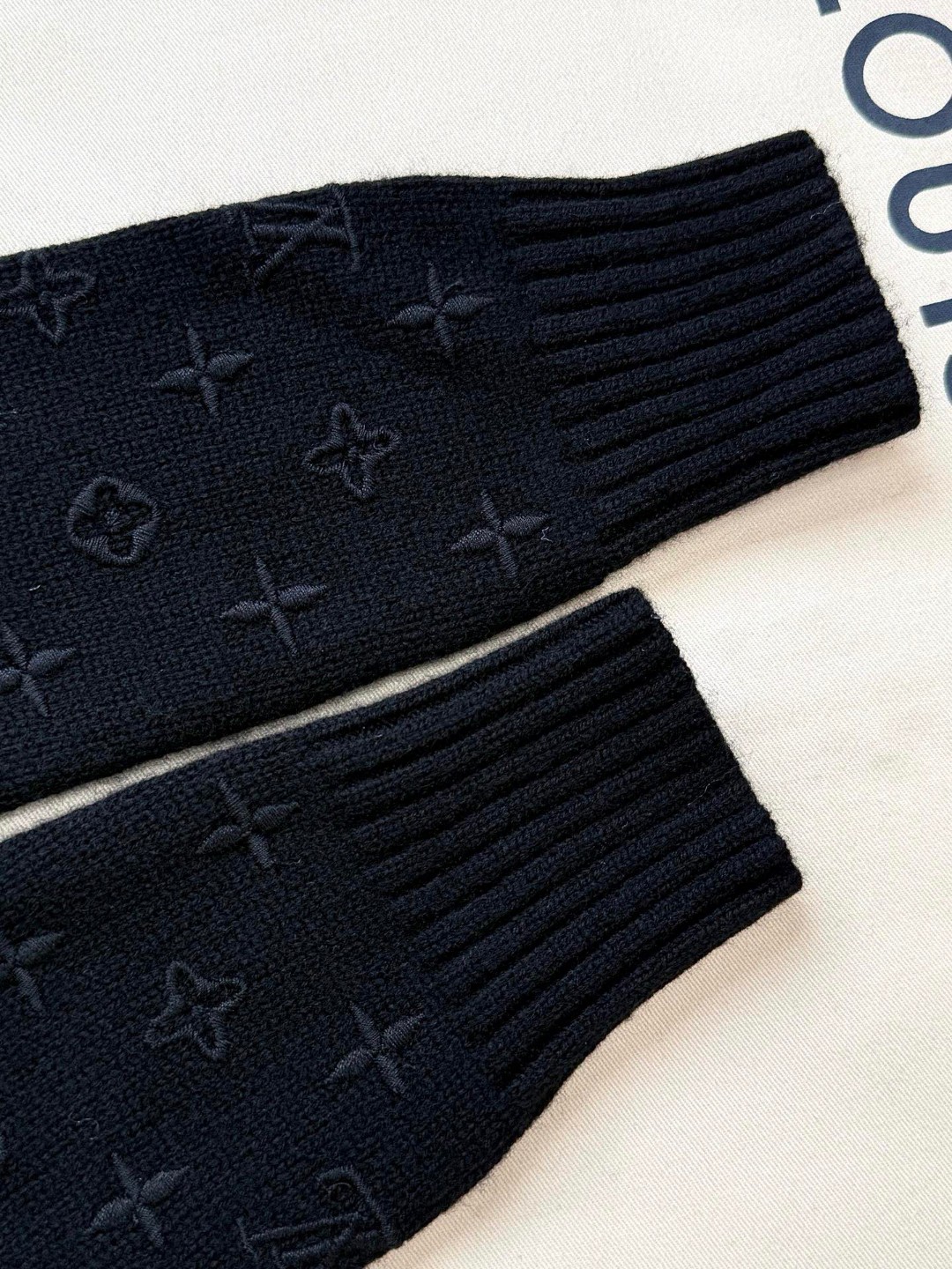 LOUIS VUITTON 路易威登 字母3D羊毛老花毛衣 针织衫 外套 长袖 黑色 白色 C0 1AHZ44