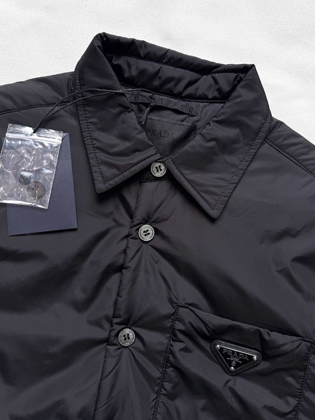 PRADA 普拉达 口袋三角标尼龙翻领棉服夹克 外套 长袖 绿色 黑色 C0 SC823M-1WQ9-F0002-S-OOO