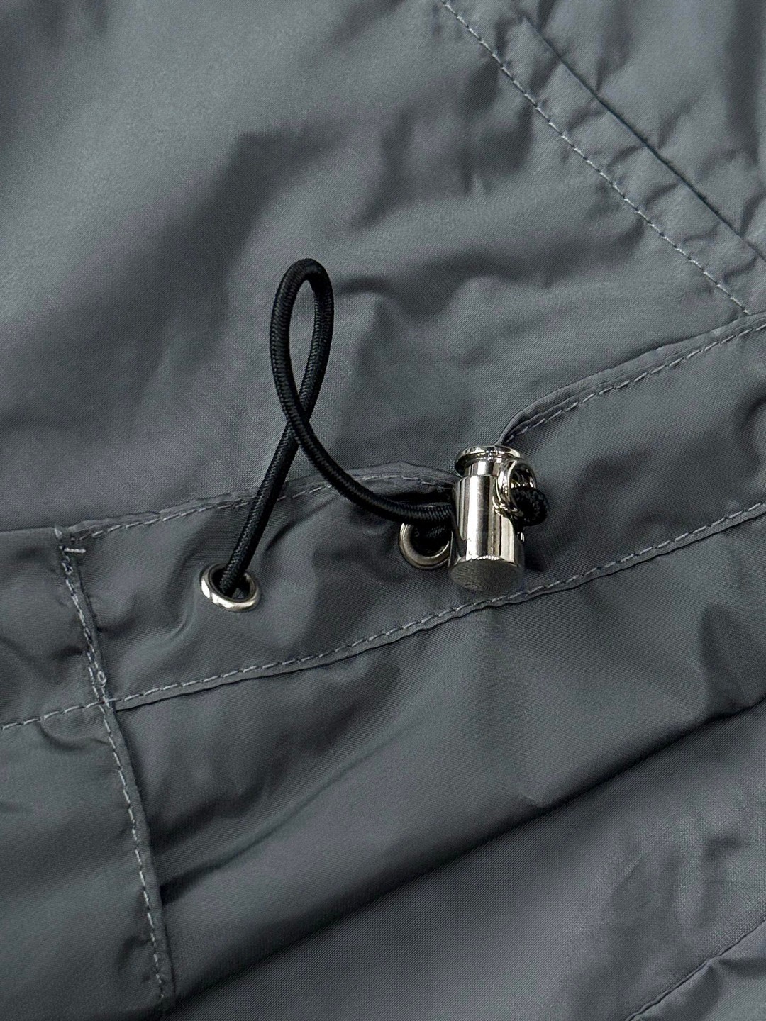 PRADA 普拉达 尼龙三角标拼色拉链连帽夹克 外套 长袖 黑灰色 B5 SGC601-1WQ9-F0N5A-F-W24