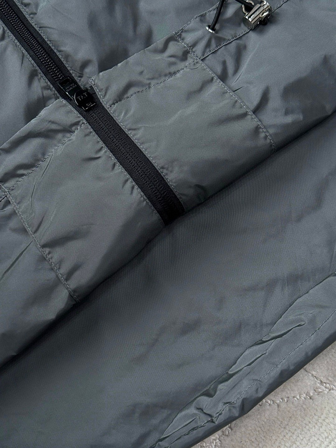 PRADA 普拉达 尼龙三角标拼色拉链连帽夹克 外套 长袖 黑灰色 B5 SGC601-1WQ9-F0N5A-F-W24