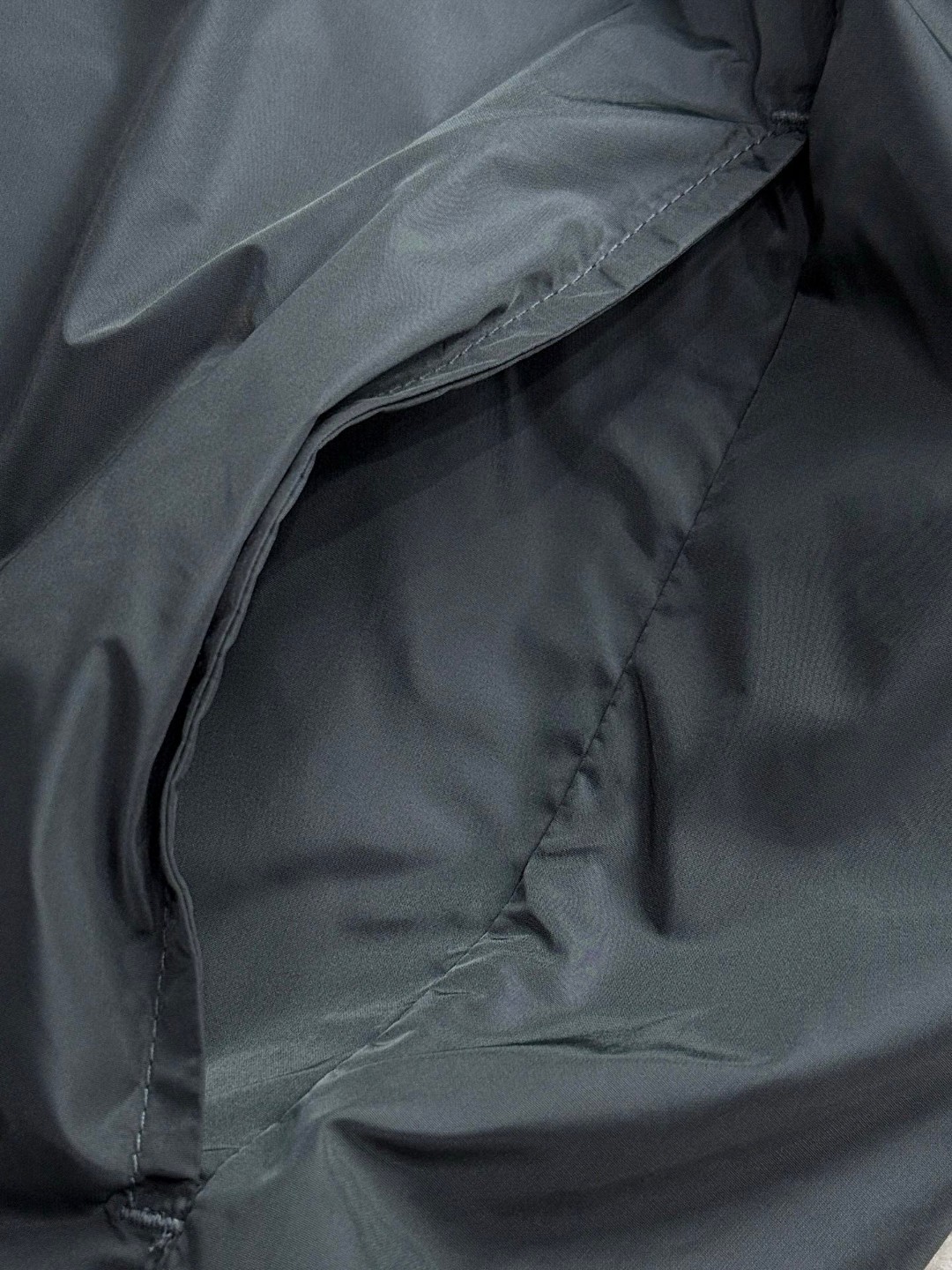 PRADA 普拉达 尼龙三角标拼色拉链连帽夹克 外套 长袖 黑灰色 B5 SGC601-1WQ9-F0N5A-F-W24