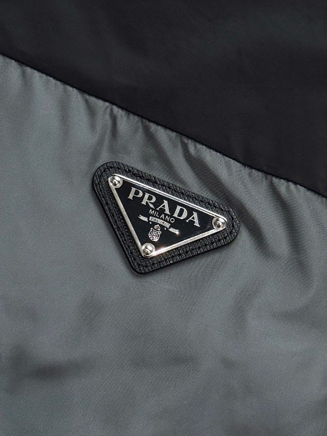 PRADA 普拉达 尼龙三角标拼色拉链连帽夹克 外套 长袖 黑灰色 B5 SGC601-1WQ9-F0N5A-F-W24