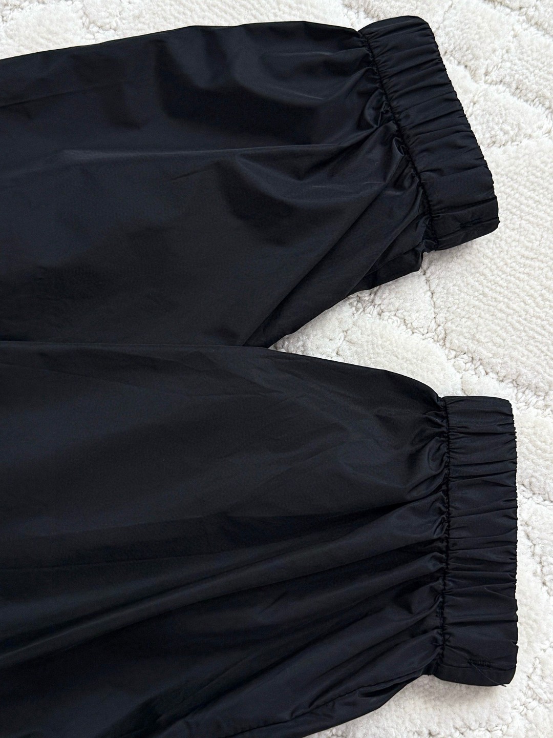 PRADA 普拉达 尼龙三角标拼色拉链连帽夹克 外套 长袖 黑灰色 B5 SGC601-1WQ9-F0N5A-F-W24