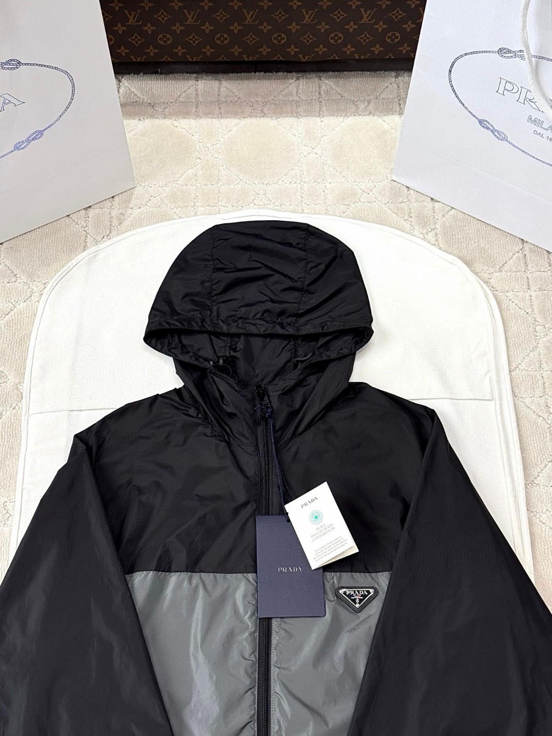 PRADA 普拉达 尼龙三角标拼色拉链连帽夹克 外套 长袖 黑灰色 B5 SGC601-1WQ9-F0N5A-F-W24